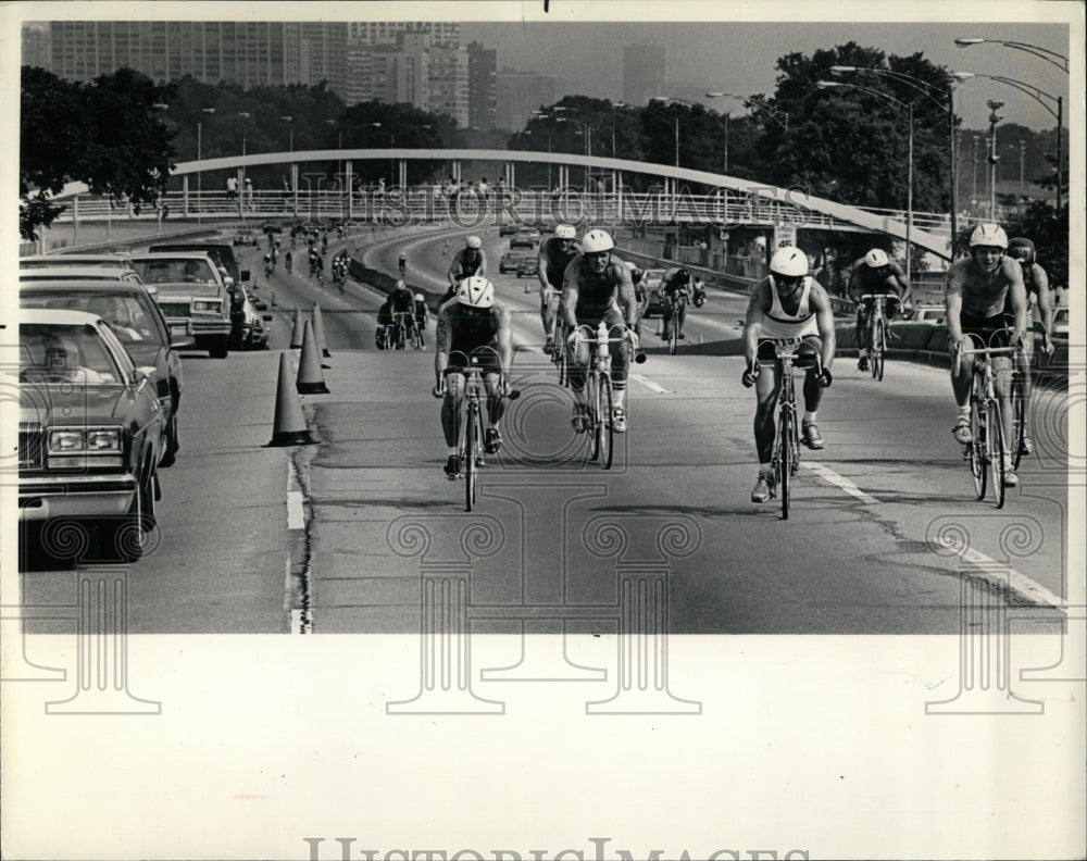 1987 Press Photo Liz Bucman Cyclists Lake Shore drive - RRW92803 - Historic Images