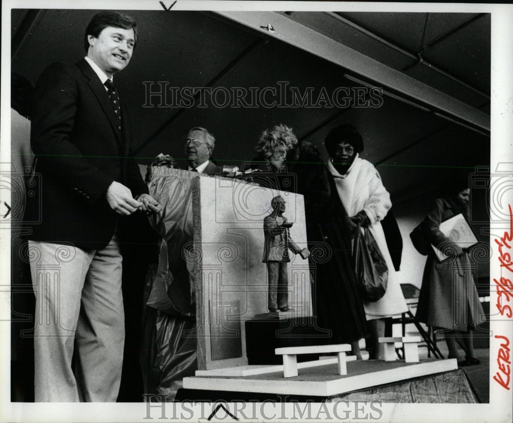 1984 Press Photo James Blanchard Unveil Statue - RRW92811 - Historic Images