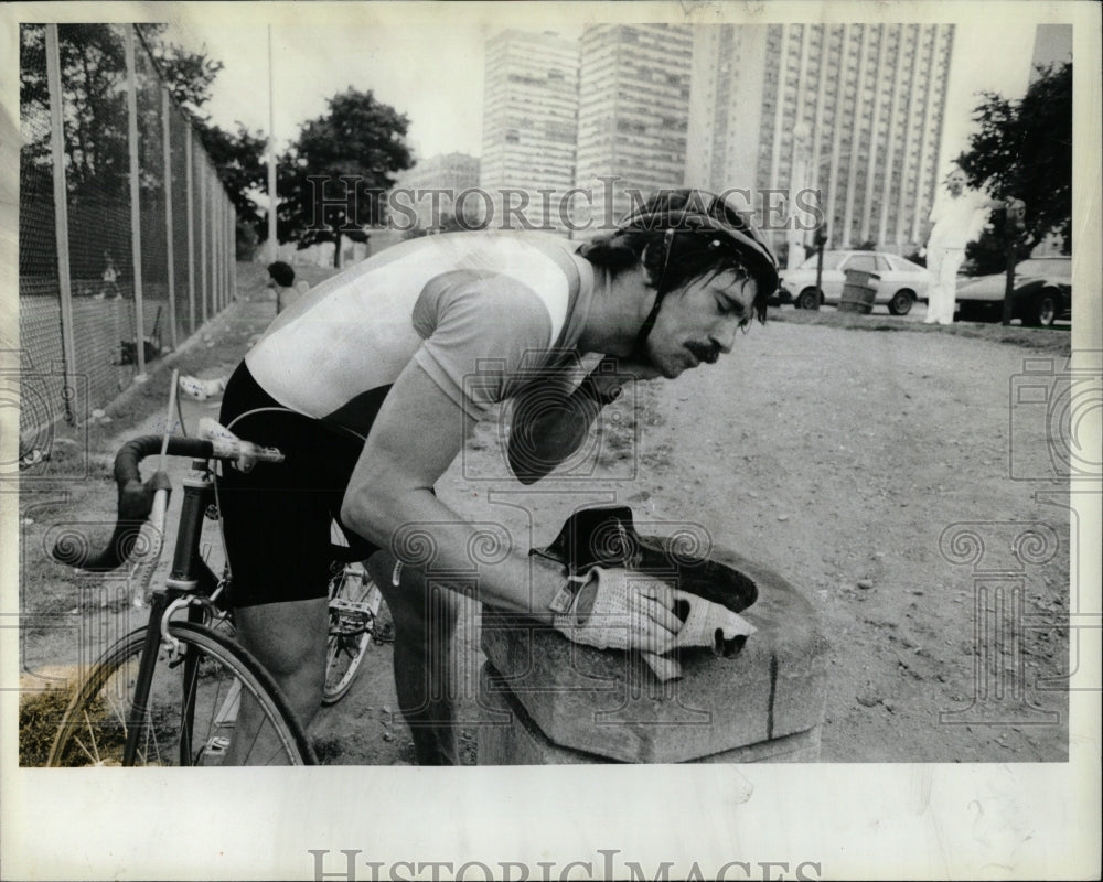 1983 Press Photo Duffy pause bicycling drink Jack bike - RRW92875 - Historic Images