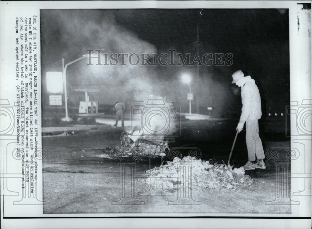 1970 Press Photo Workman explosive device car Maryland - RRW92941 - Historic Images