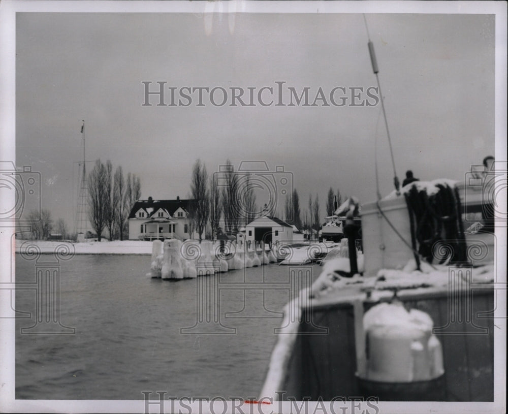 1954 Press Photo Michigan Coast Guard Maintondsle Snap - RRW92945 - Historic Images