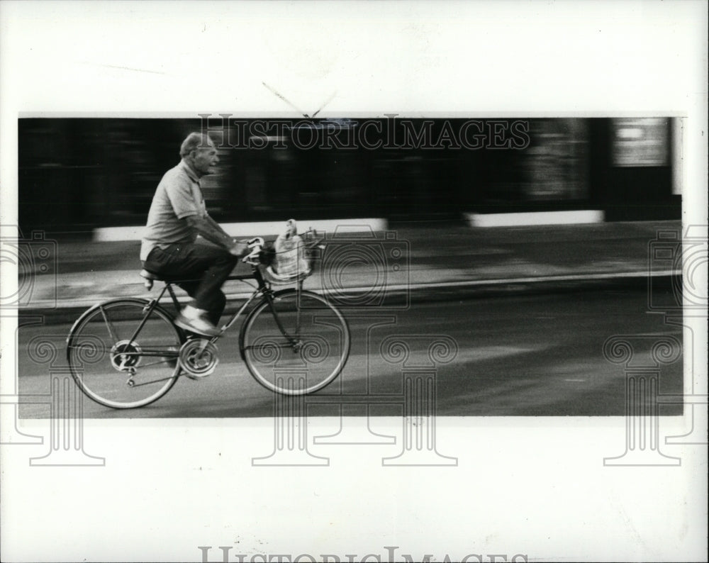 1983 Press Photo Walt Stach bicycling San Francisco Bay - RRW92965 - Historic Images