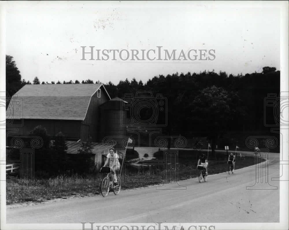 1982 Press Photo Michigan bicycle touring farmland road - RRW92967 - Historic Images