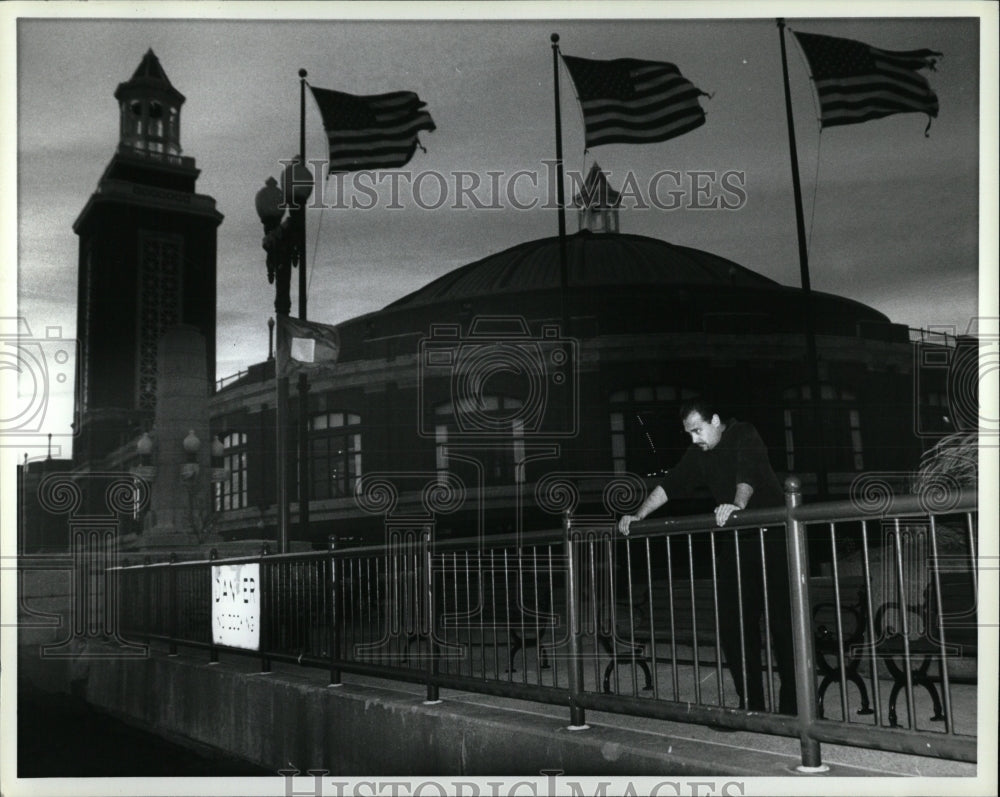 Press Photo Navy Pier Kurt Reynolds Wax Lips Mitchell - RRW93155 - Historic Images