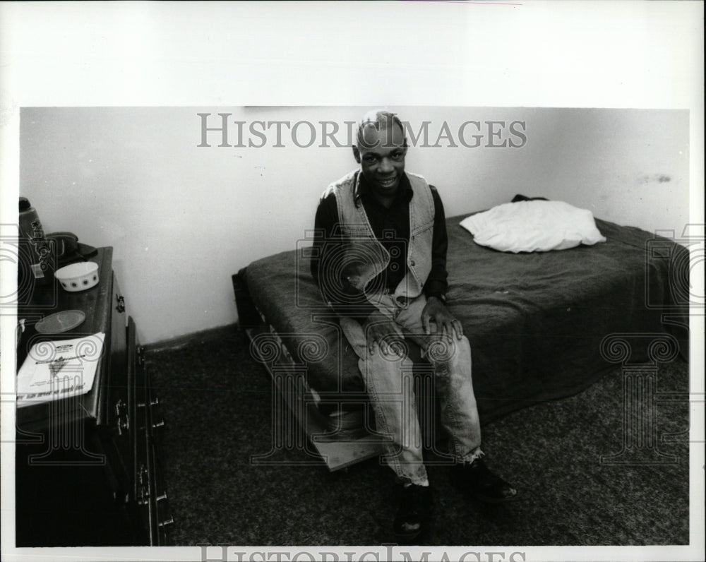 1992 Press Photo Roger Resident Sit Bed Bowl Trophies - RRW93199 - Historic Images