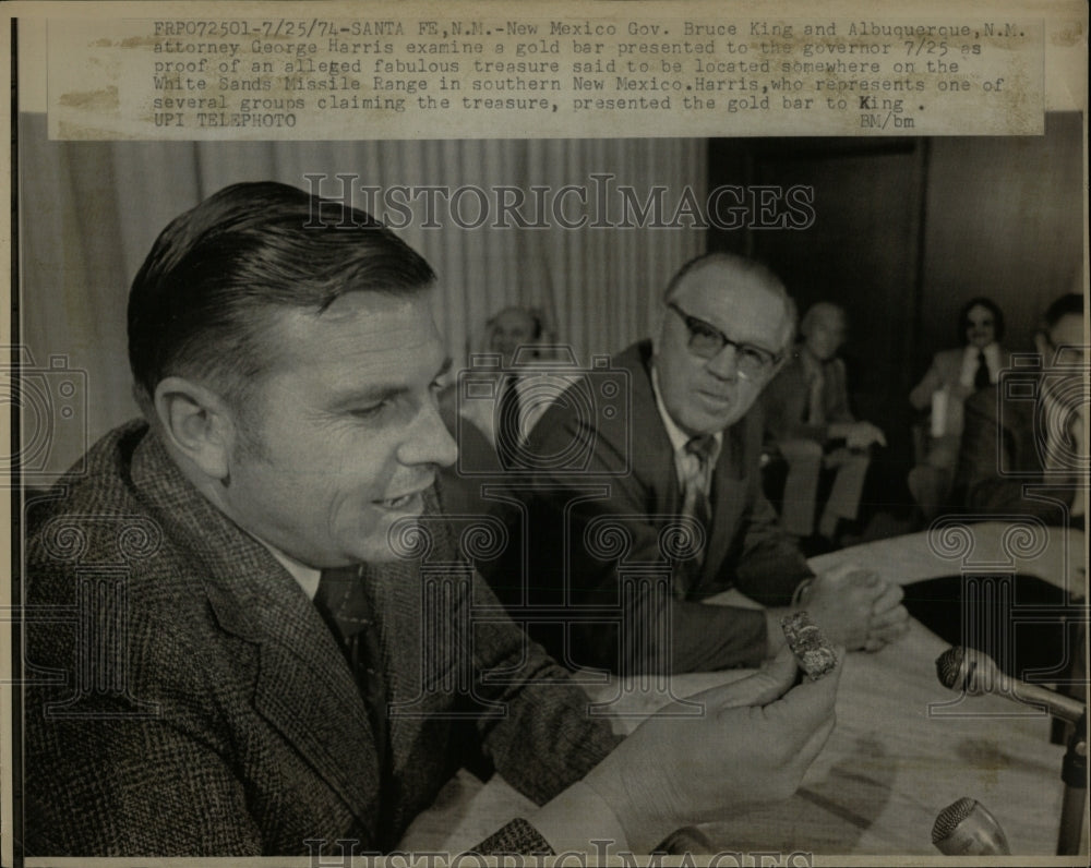 1974 Press Photo Gov Bruce King George Harris attorney - RRW93203 - Historic Images