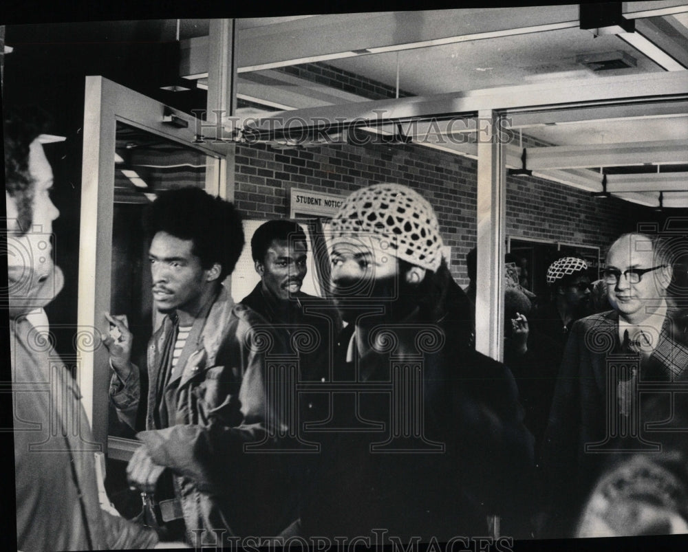 1972 Press Photo Triton building Student protesters - RRW93301 - Historic Images