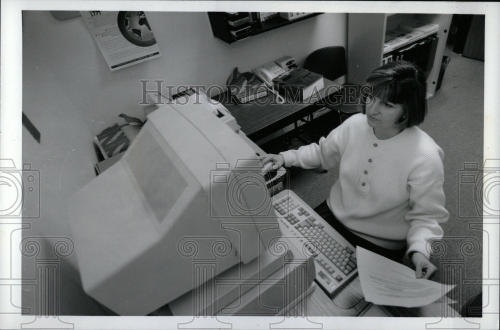 1994 Press Photo Lauren Salotti works on a marketing pc - RRW93315 - Historic Images