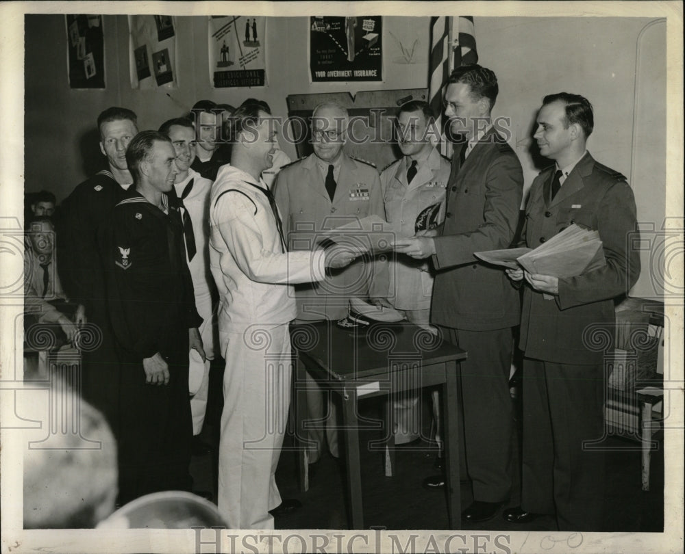 1945 Press Photo U.S. Navy Discharges - RRW93371 - Historic Images