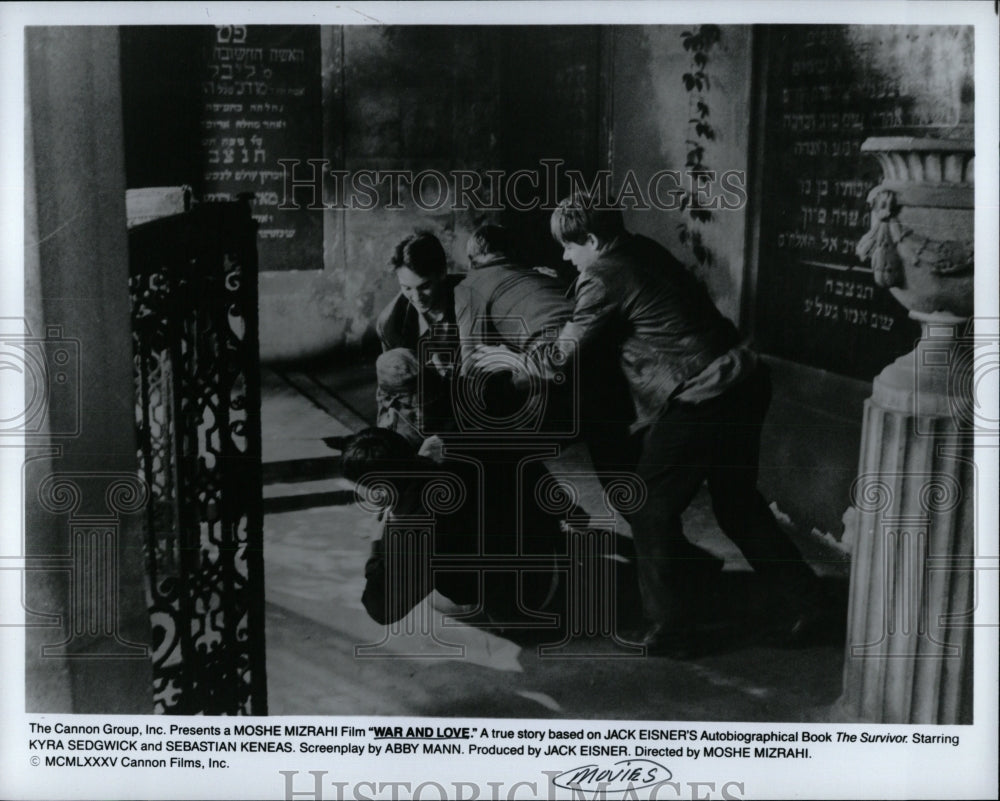 Press Photo Moshe Mizrahi Jack Eisner Kyra Sedgwick - RRW93489 - Historic Images