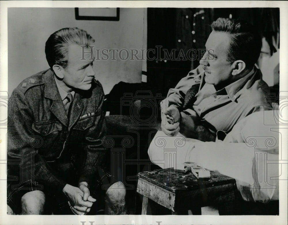 Press Photo Actors John Mills and Alec Guinness - RRW93699 - Historic Images