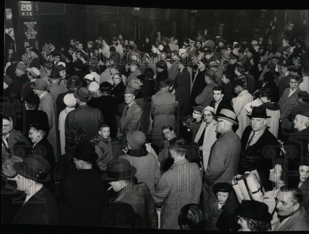 1989 Press Photo Union Station Waiting Room Crowds home - RRW93895 - Historic Images