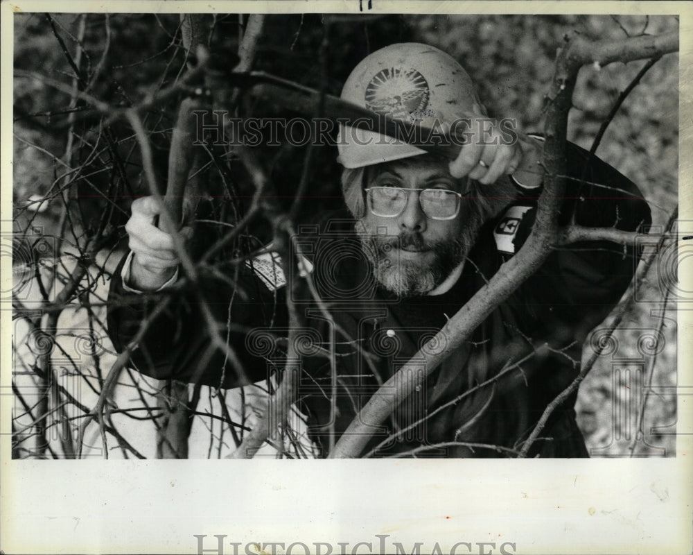 1984 Press Photo Dan Schmoker prunes tree Urban forest - RRW93925 - Historic Images