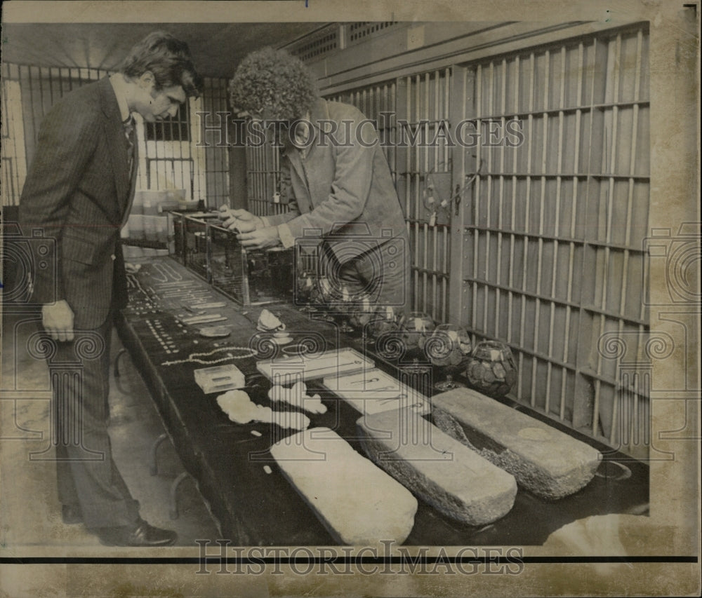 1975 Press Photo Bruce Smathers Marine Archaeologist - RRW93953 - Historic Images