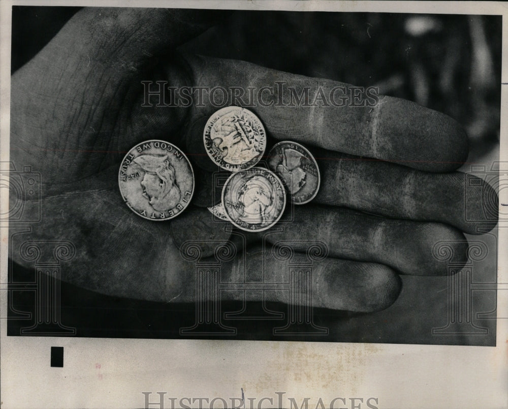 1976 Press Photo Wilhelm Burger Pauline bricklayer coin - RRW93957 - Historic Images