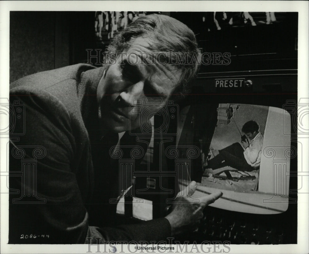 1976 Press Photo Charlton Heston in &quot;Two Minute Warning - RRW94079 - Historic Images