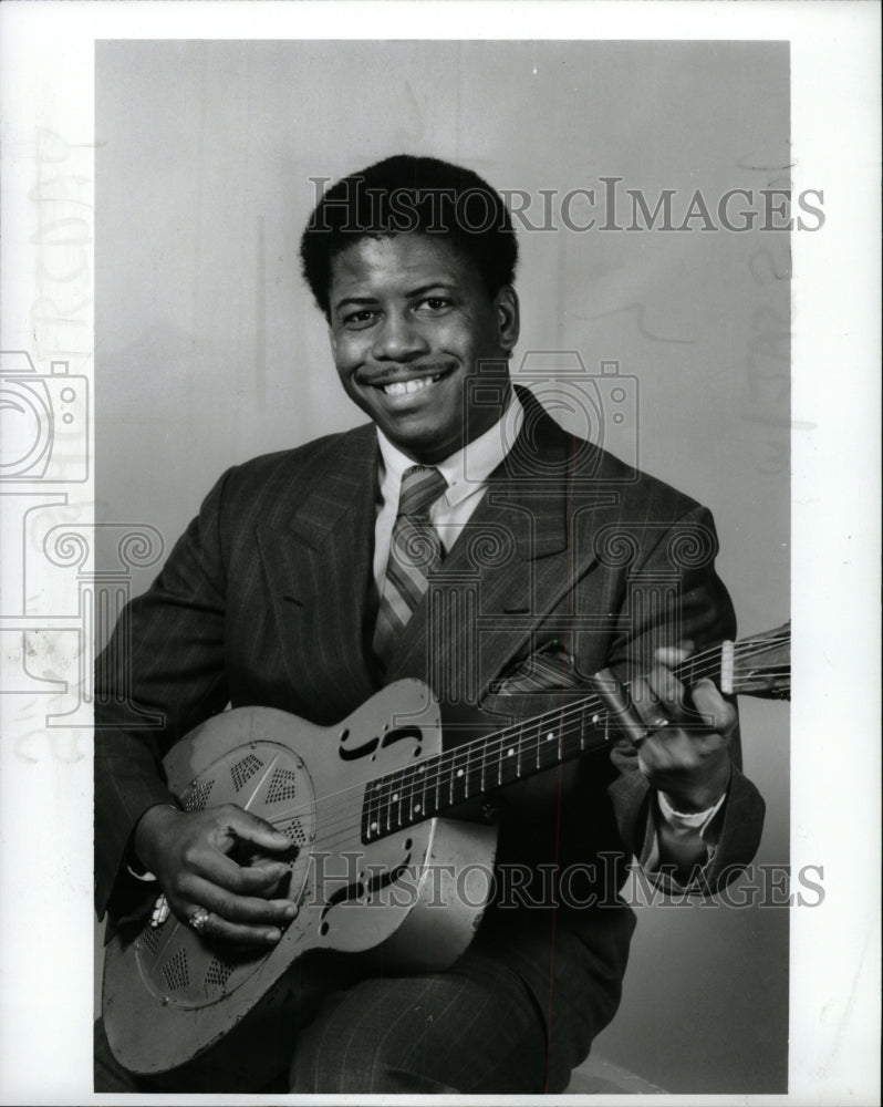 1987 Press Photo Robert Jones, Entertainer - RRW94131 - Historic Images