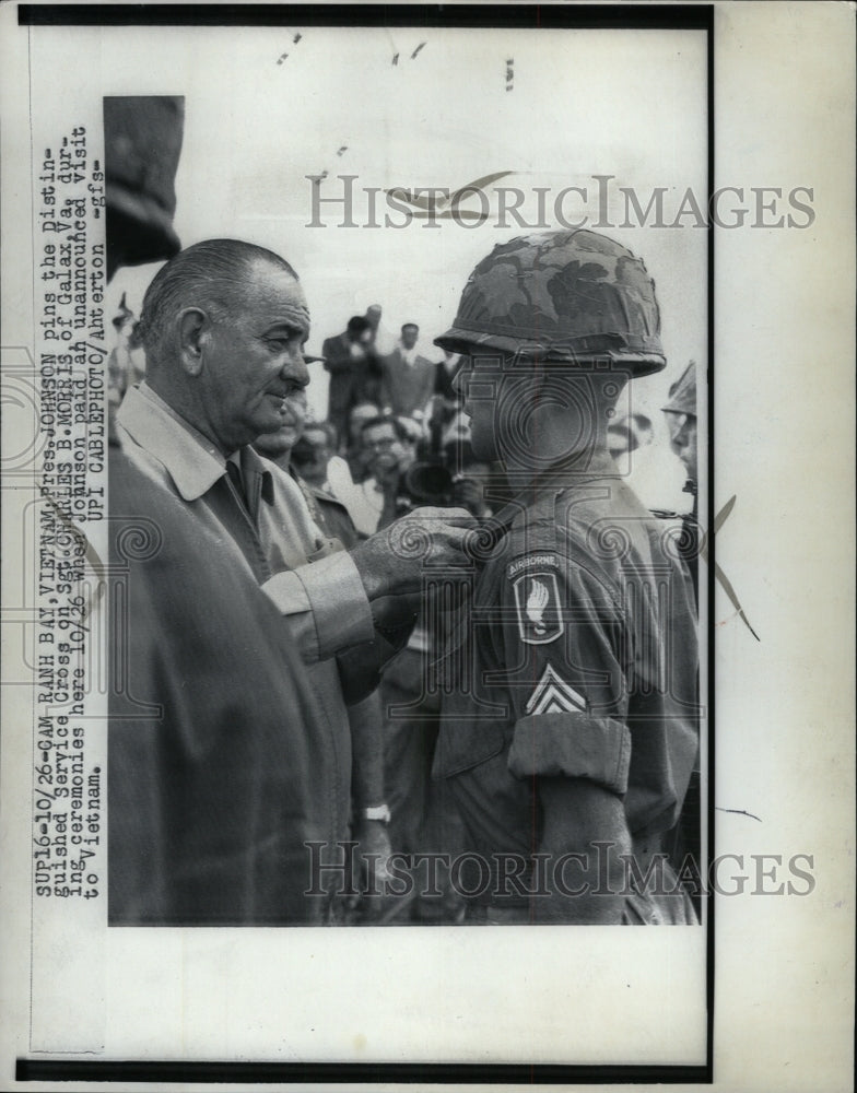 1966 Press Photo Charles Morris &amp; Pres Lyndon Johnson - RRW94221 - Historic Images