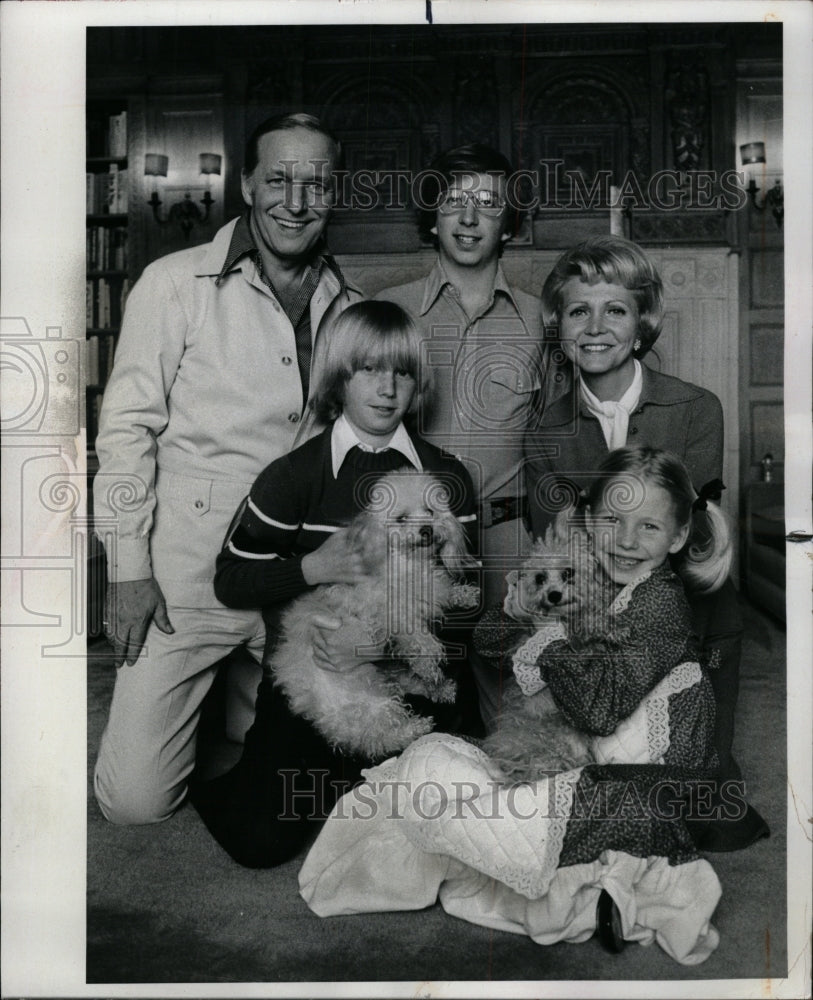 1977 Press Photo Lee Phillip and her family - RRW94265 - Historic Images