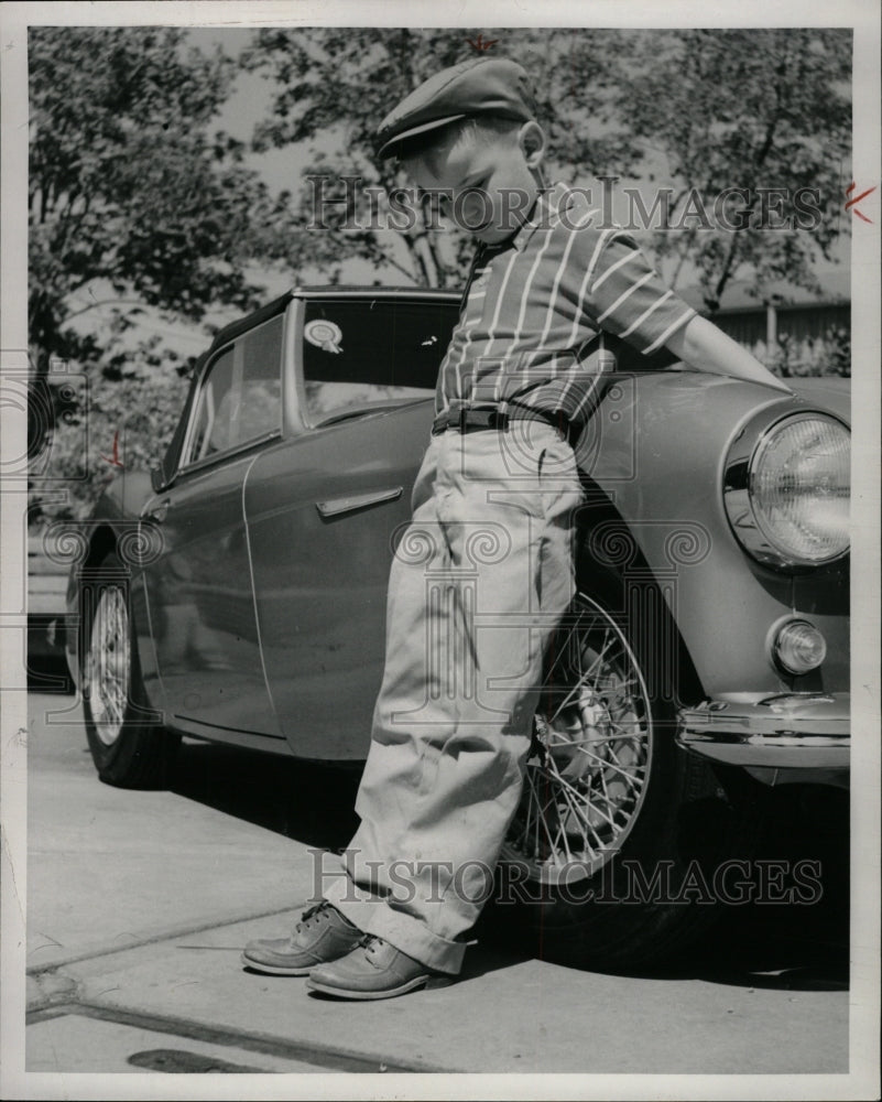 1958 Press Photo Richard Tishlen besides car - RRW94277 - Historic Images