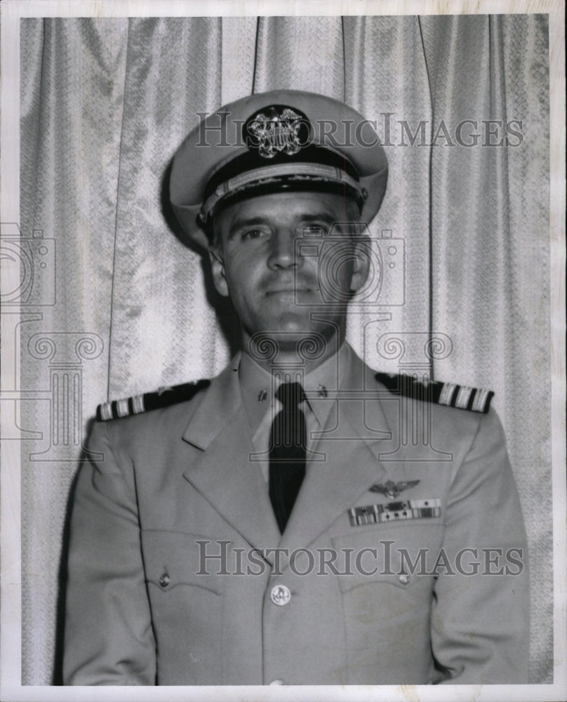 1960 Press Photo Cdr. David Zimmer of the New Navy Recr - RRW94333 - Historic Images