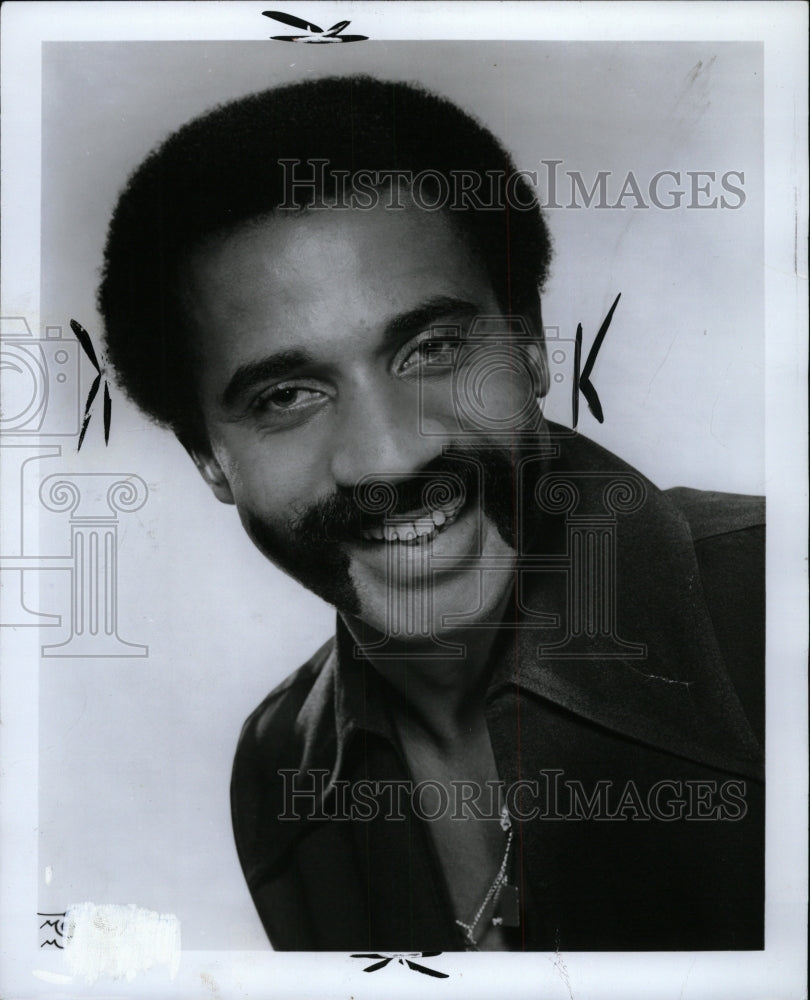 1973 Press Photo Alston Bair singer Balck White Smile - RRW94357 - Historic Images