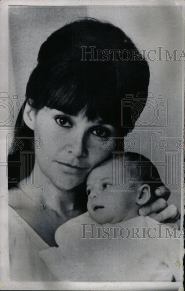 1965 Press Photo Mrs Sherri Finkbine &amp; Daughter - RRW94369 - Historic Images