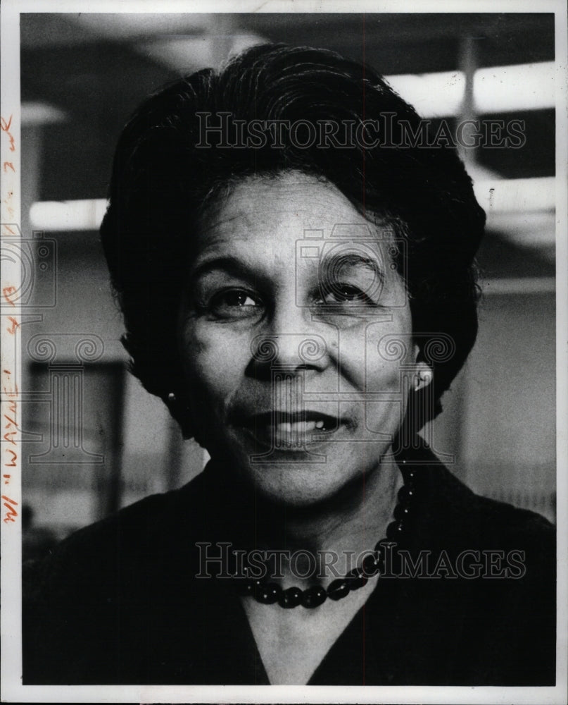 1978 Press Photo Clara Jones librarian educator pose - RRW94381 - Historic Images