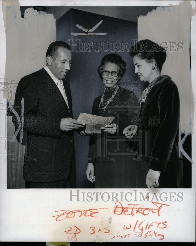 1975 Press Photo Mrs. Clara S. Jones Library Director - RRW94383 - Historic Images