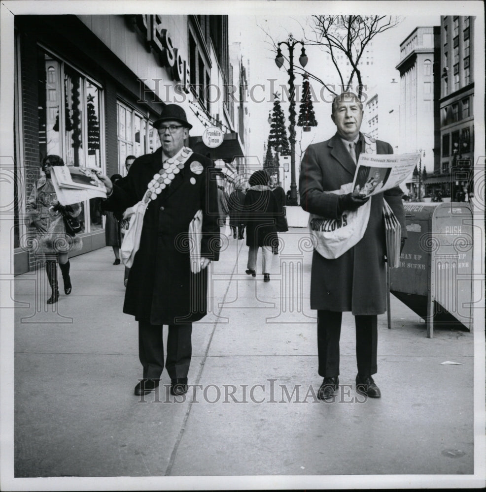 1971 Press Photo Goodfellows distribute news downtown - RRW94463 - Historic Images