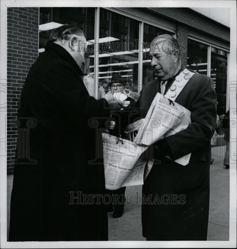 1972 Press Photo Good Fellows News Downtown - RRW94465 - Historic Images