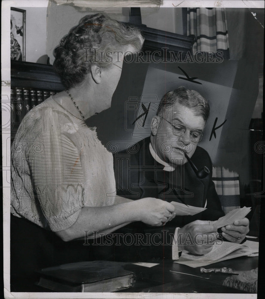 1955 Press Photo Rev Irwin Johnson Detroit Priest Sarah - RRW94483 - Historic Images