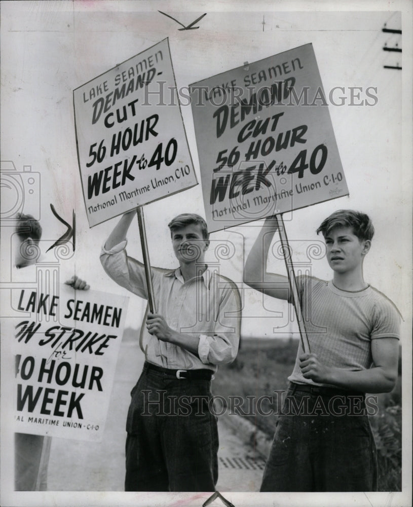 1946 Press Photo Richard learmont Don strike sign holds - RRW94579 - Historic Images