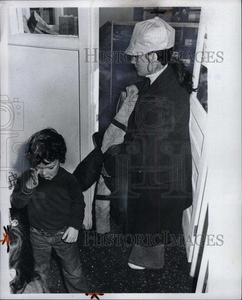 1974 Press Photo Pamela Bonk Eugene Manchester Detoit - RRW94595 - Historic Images