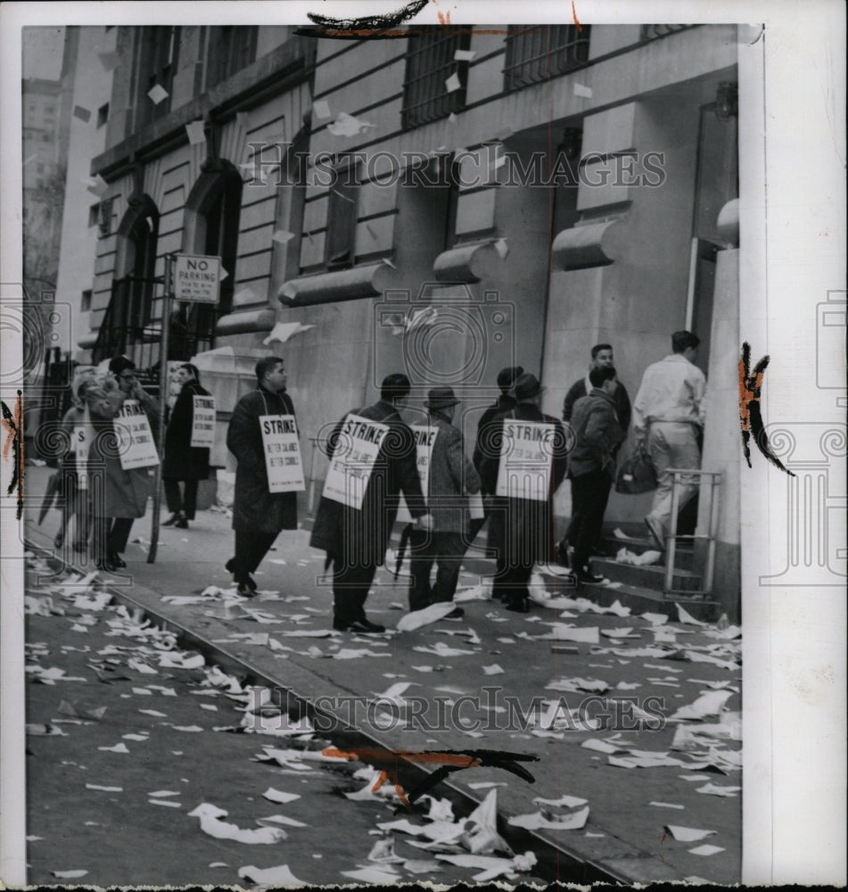 1962 Press Photo Pupil shower paper NY Manhattan School - RRW94639 - Historic Images