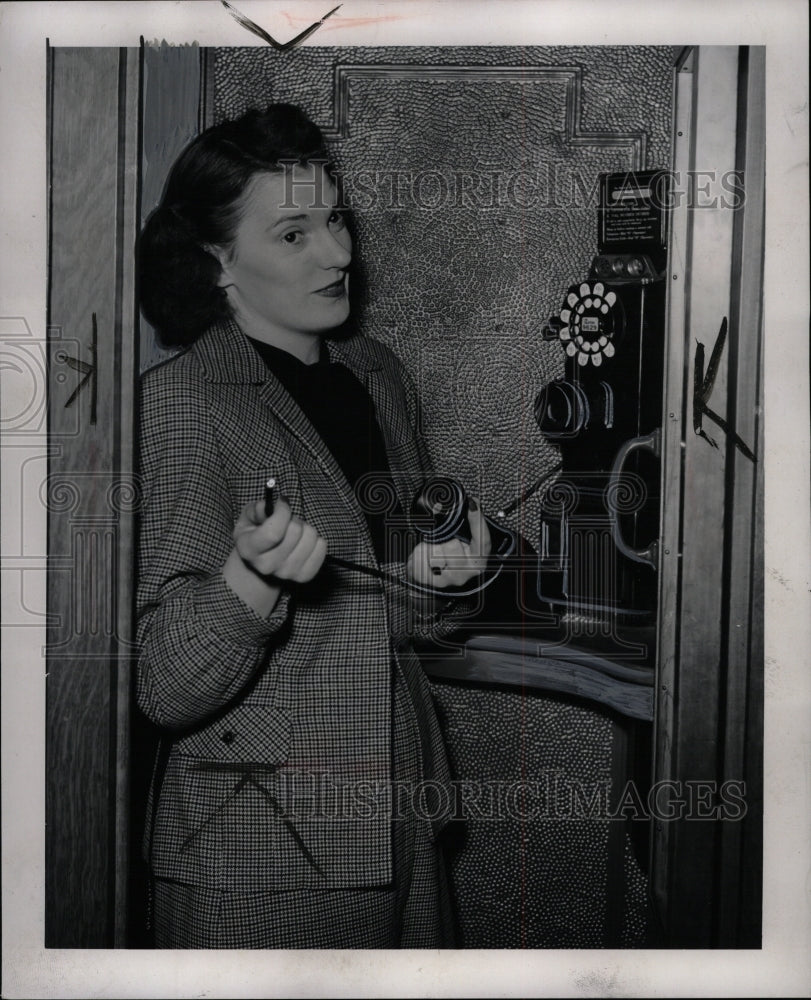 1947 Press Photo Agnes Platkowski phone booth telephone - RRW94651 - Historic Images