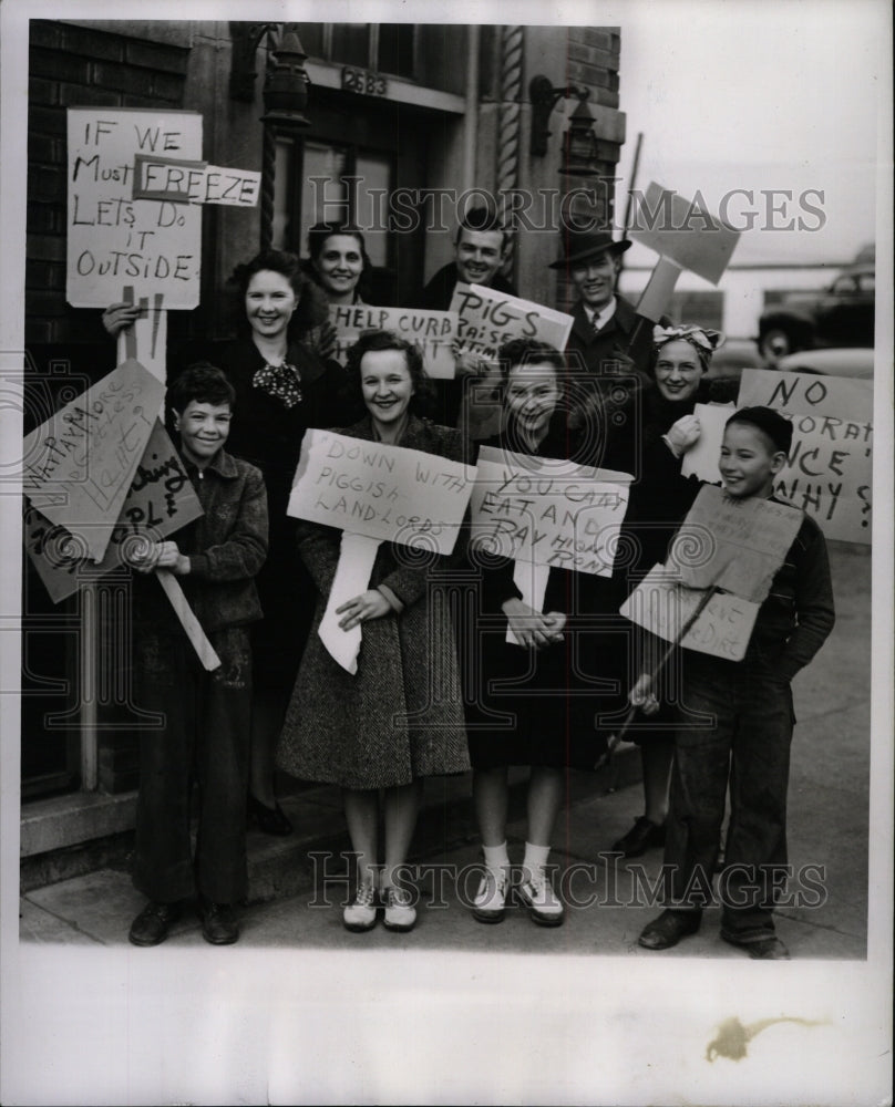 1941 Press Photo Tenants Apartment house Central picket - RRW94655 - Historic Images