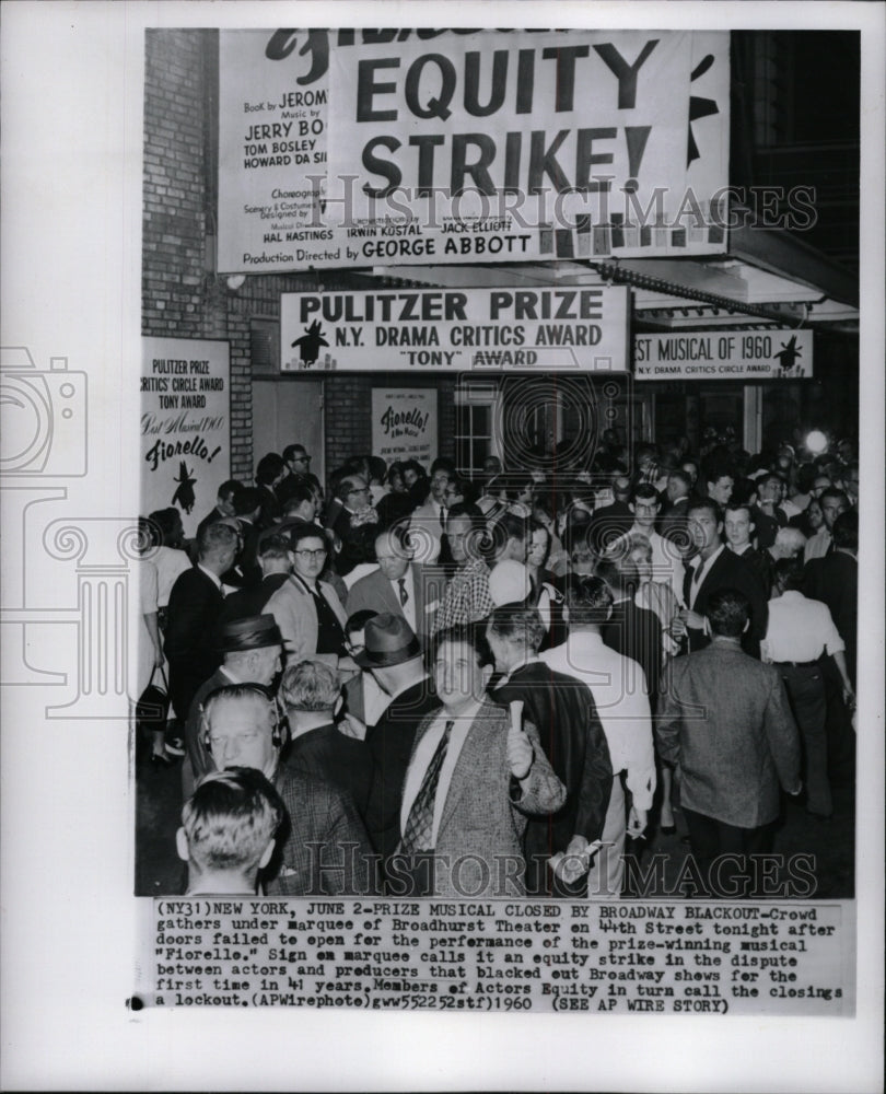 1960 Press Photo Broadhurst Theater Prize Street Strike - RRW94657 - Historic Images