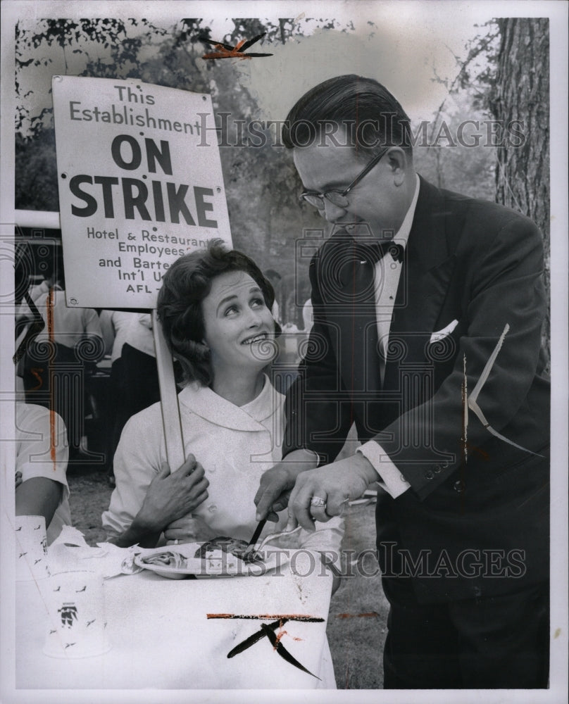 1962 Press Photo Mrs. Helen Krantz, Waitress and Fred M - RRW94659 - Historic Images