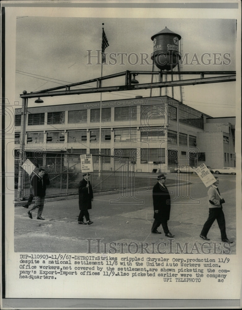 1967 Press Photo Chrysler Corporation Workers Strike - RRW94683 - Historic Images