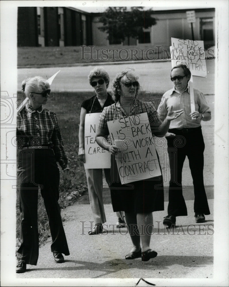 1982 Press Photo Novi teachers strike school building - RRW94697 - Historic Images