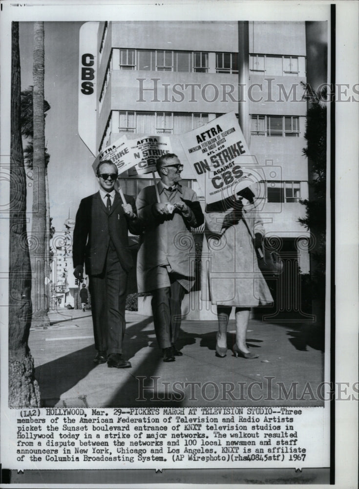 1967 Press Photo Artists Picket KNXT TV - RRW94715 - Historic Images