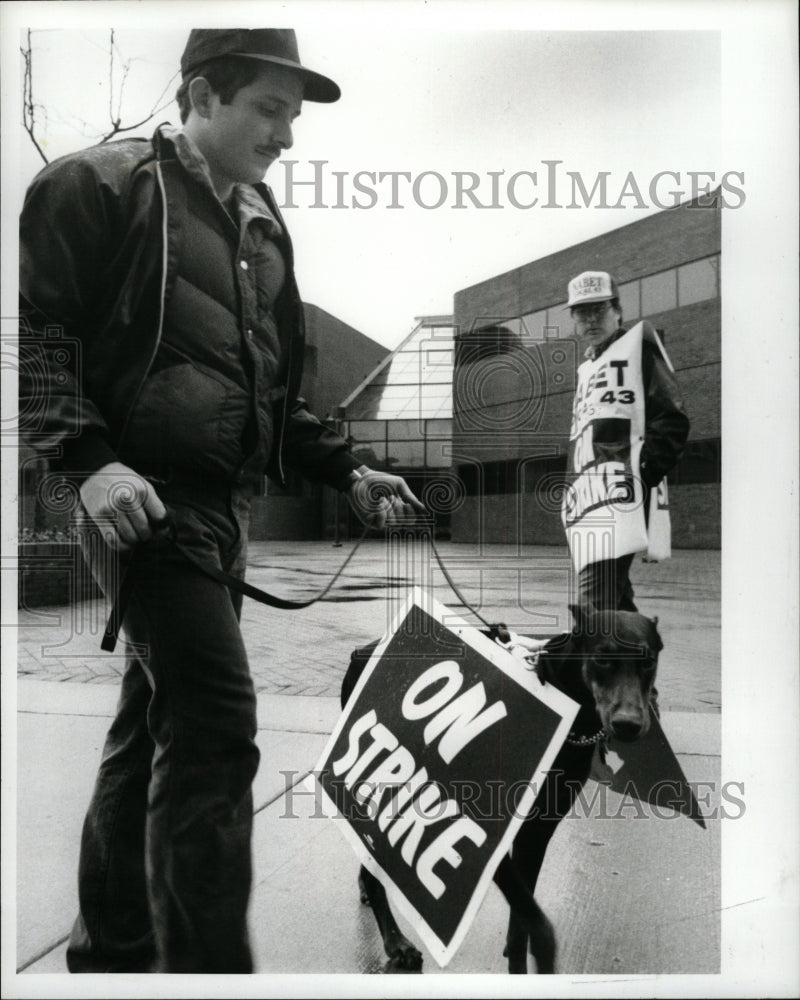 1985 Press Photo WDIV Strike Walking Dog Across Street - RRW94719 - Historic Images