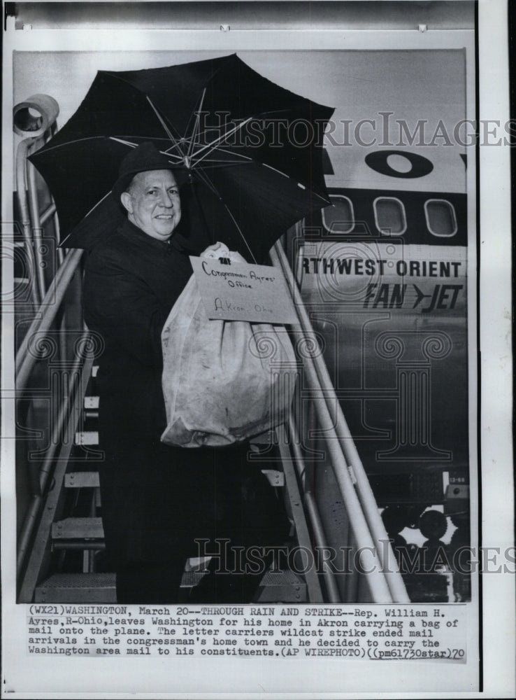 1970 Press Photo Rep William Ayres postal strike plane - RRW94741 - Historic Images