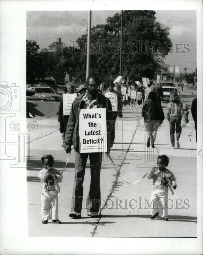 1987 Press Photo Detroit School Teachers Strike - RRW94809 - Historic Images