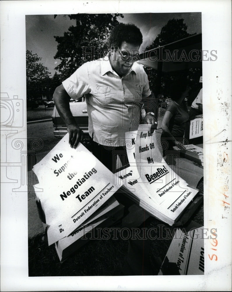 1982 Press Photo Getty Babcock strike picket signs - RRW94811 - Historic Images