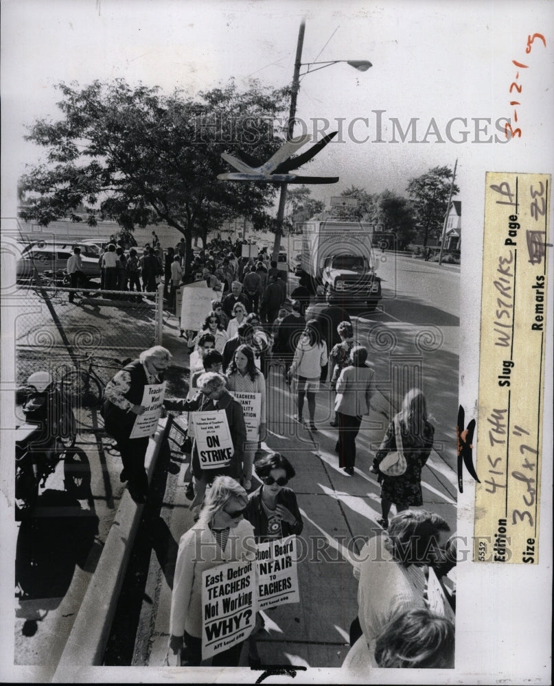 1974 Press Photo Michigan East Detroit Teacher Strike - RRW94819 - Historic Images