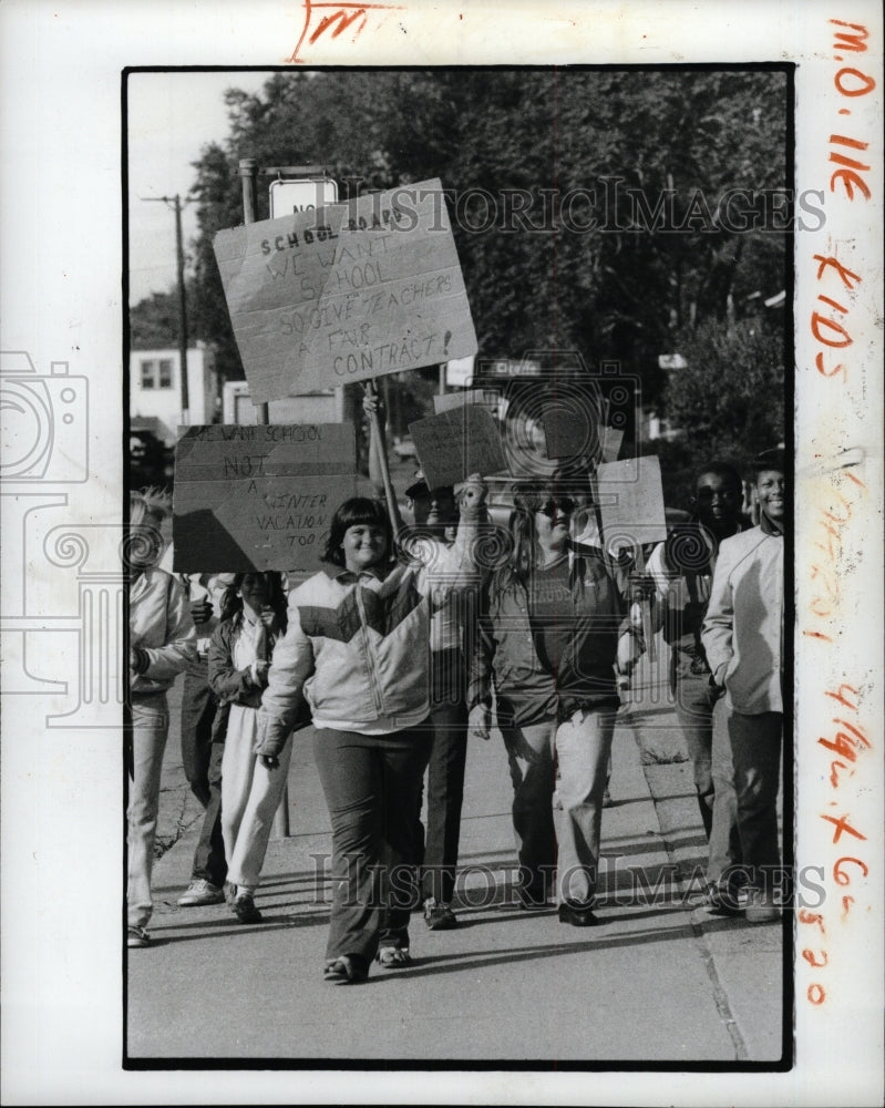 1982 Press Photo Kids Pickets Hanneian Schools Detroit - RRW94821 - Historic Images