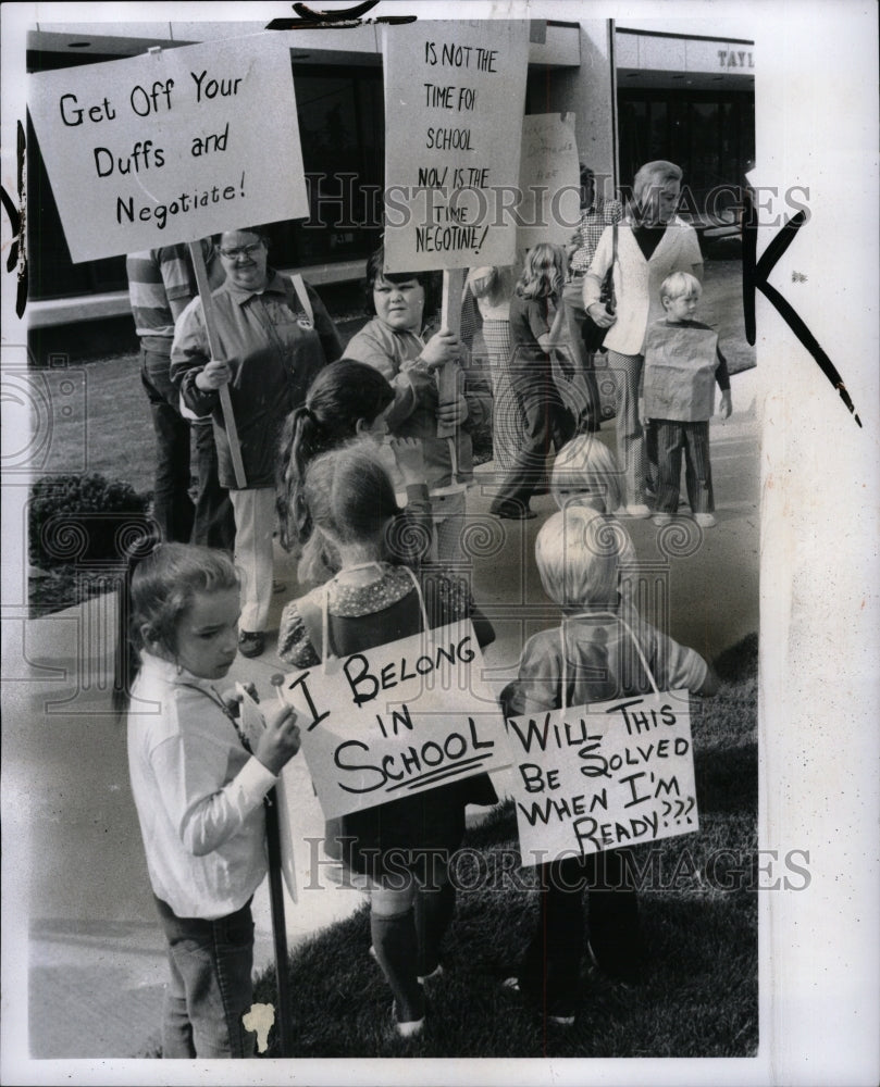 1973 Press Photo Children picketing Taylor board strike - RRW94831 - Historic Images