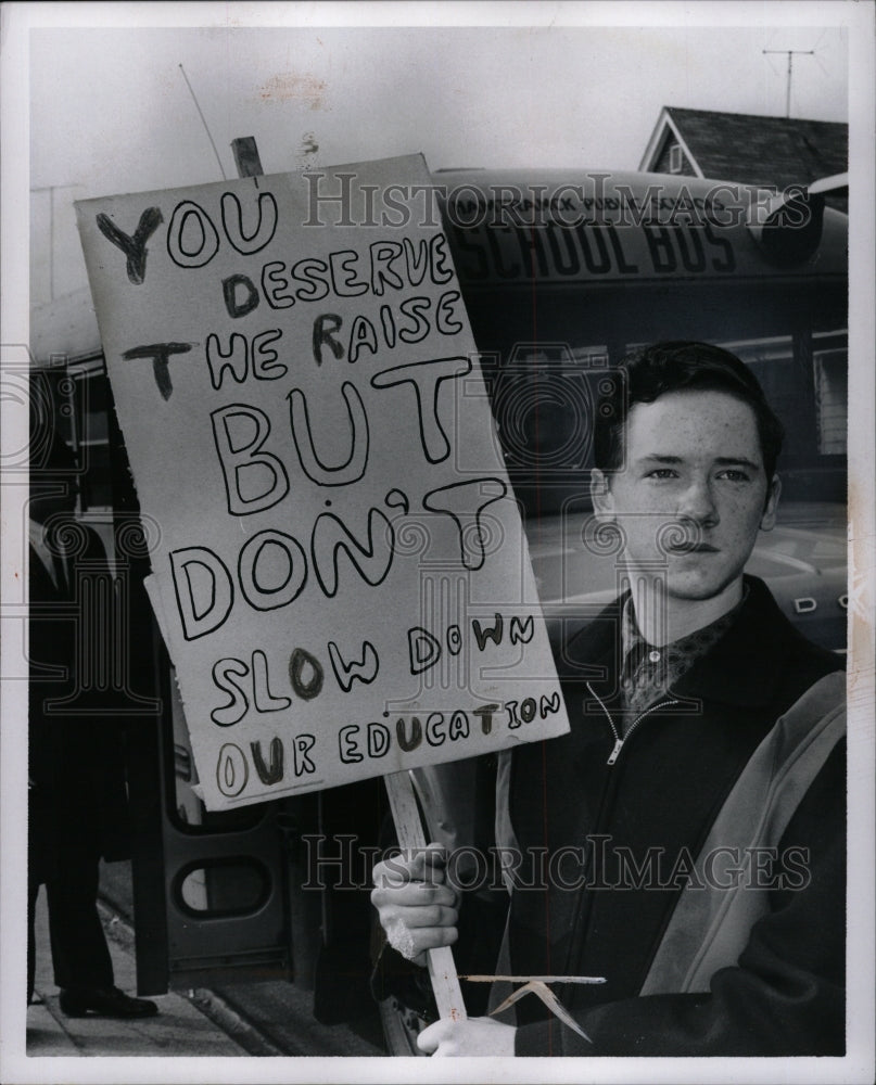 1965 Press Photo Daniel Reichel Hamtramck School Picket - RRW94835 - Historic Images